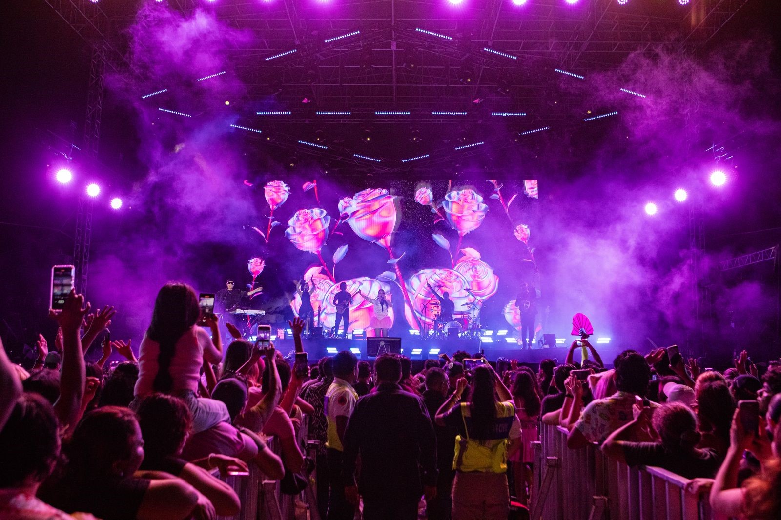 La plaza 28 de Julio, en Playa del Carmen, luce nuevamente a reventar; más de 35 mil personas disfrutan del concierto de Belanova