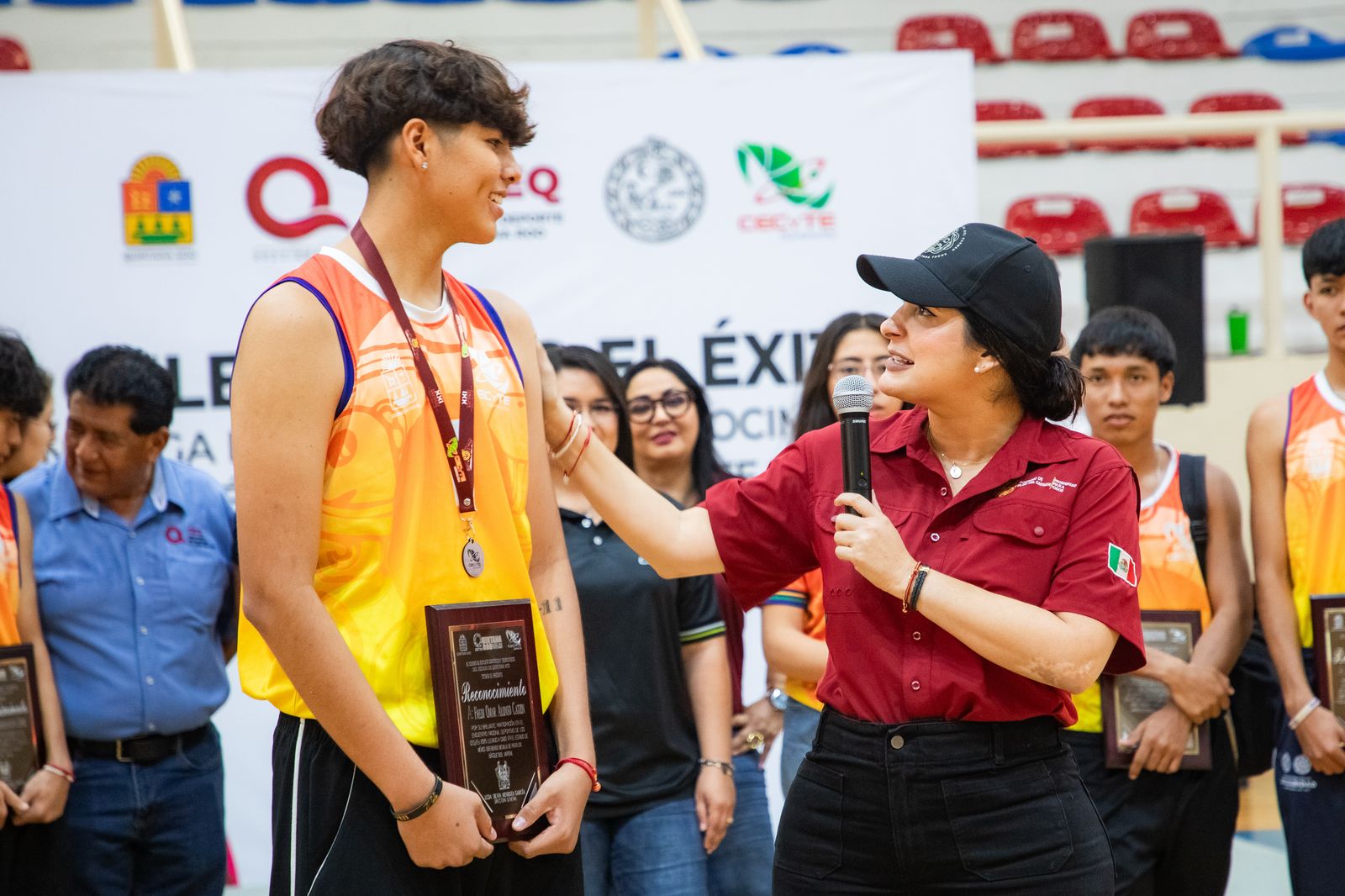 Estefanía Mercado abraza y homenajea en Playa del Carmen a todas y todos los atletas del CECyTE de Quintana Roo