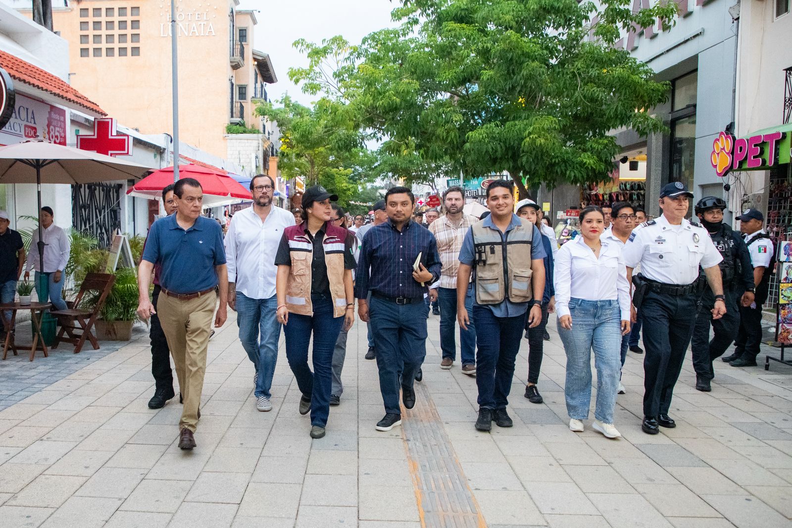 Estefanía Mercado encabeza recorrido con su gabinete en la Quinta Avenida para poner orden y atender problemáticas de este emblemático lugar turístico de Playa del Carmen