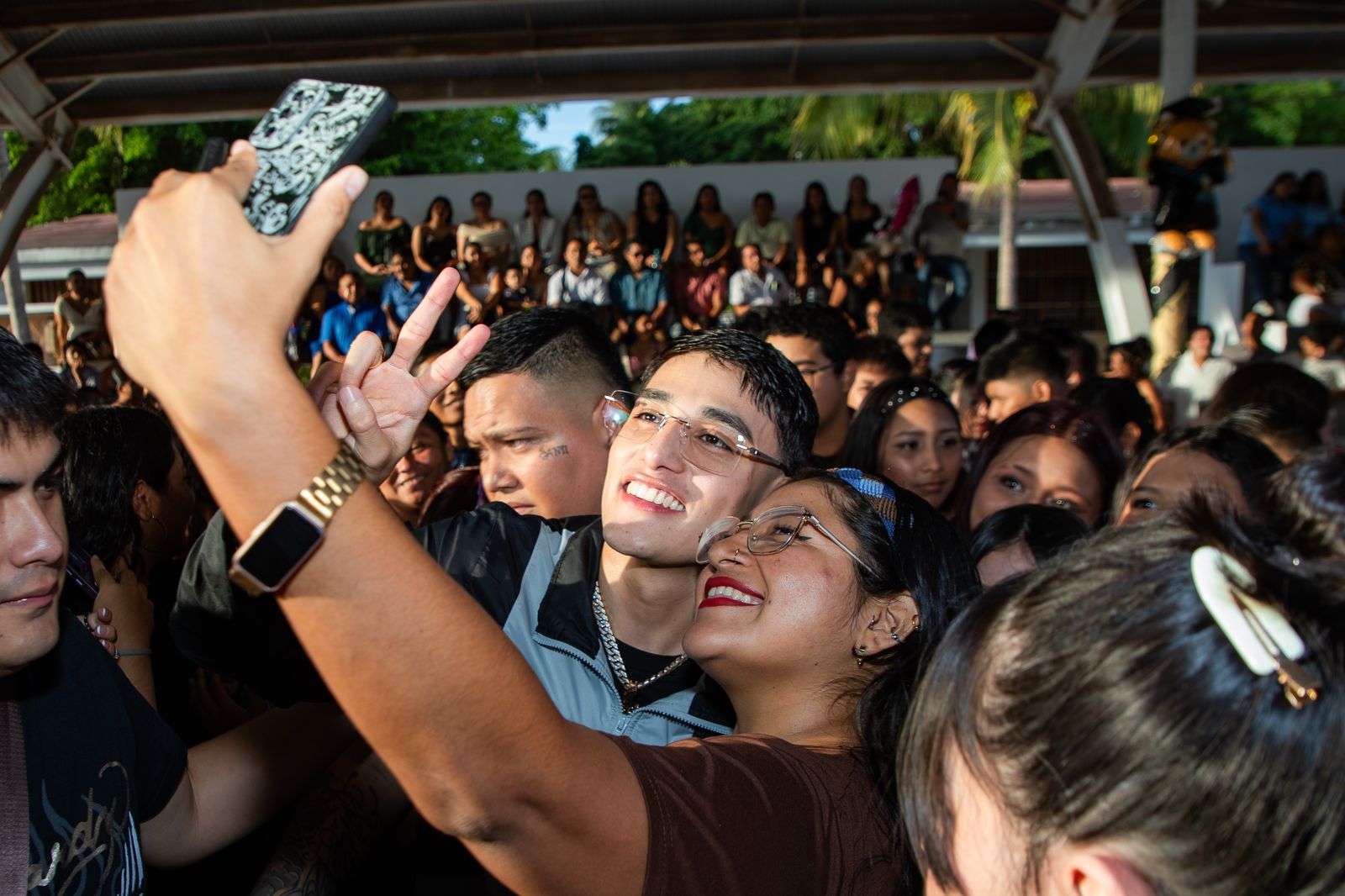 En medio de graduación Estefanía Mercado sorprende a egresados de secundaria “José España Cruz” con “El Malilla”