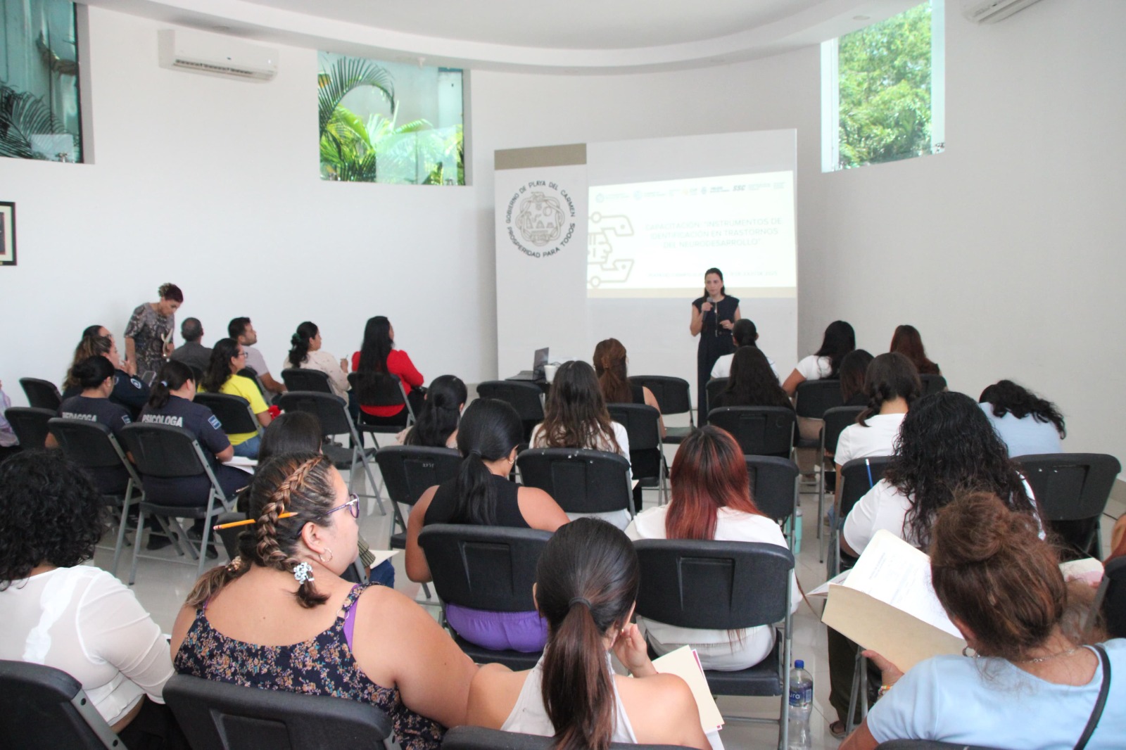 Capacitan a psicólogos municipales para impulsar un enfoque inclusivo hacia niños con Trastorno del Espectro Autista en Playa del Carmen