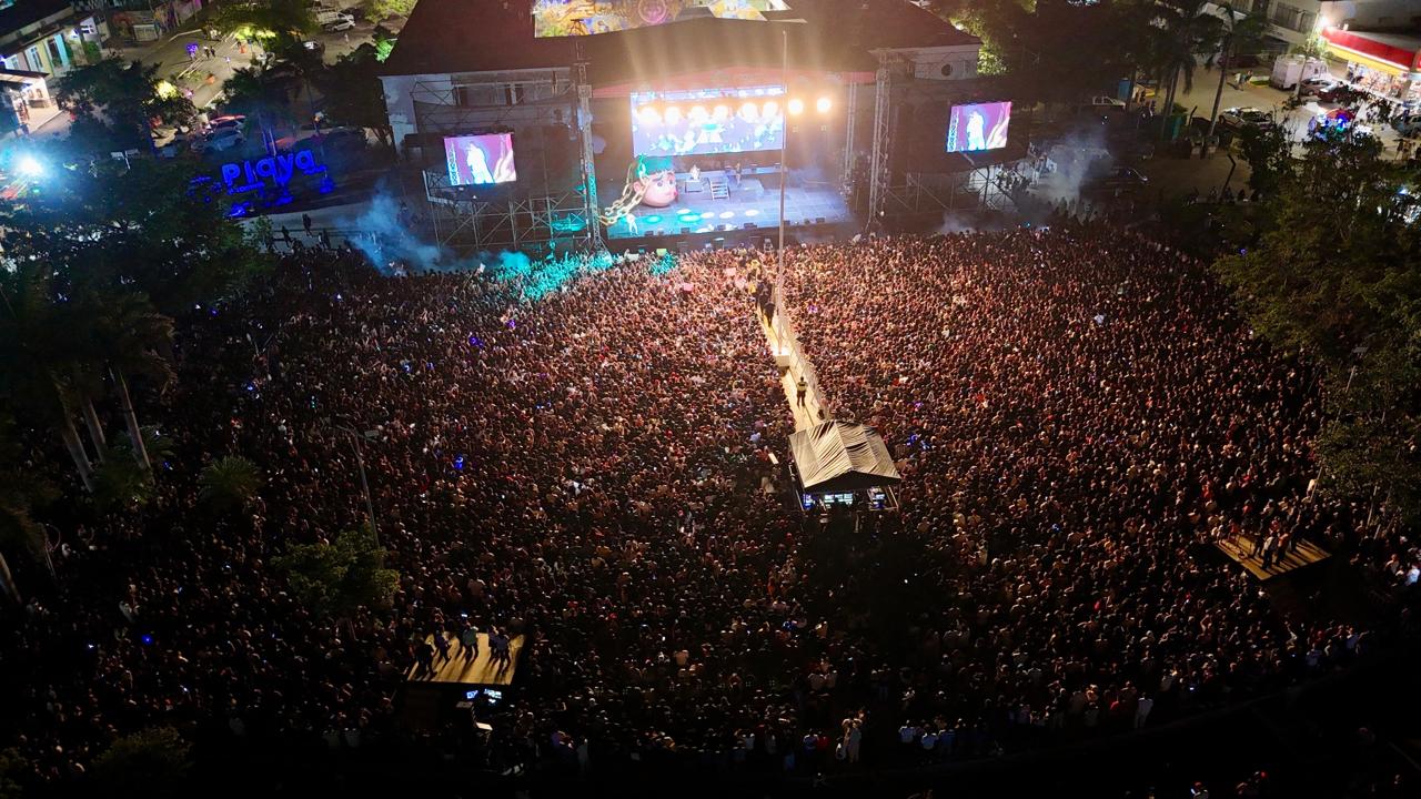 25 mil jóvenes llenan la Plaza 28 de Julio en concierto de El Malilla en Playa del Carmen