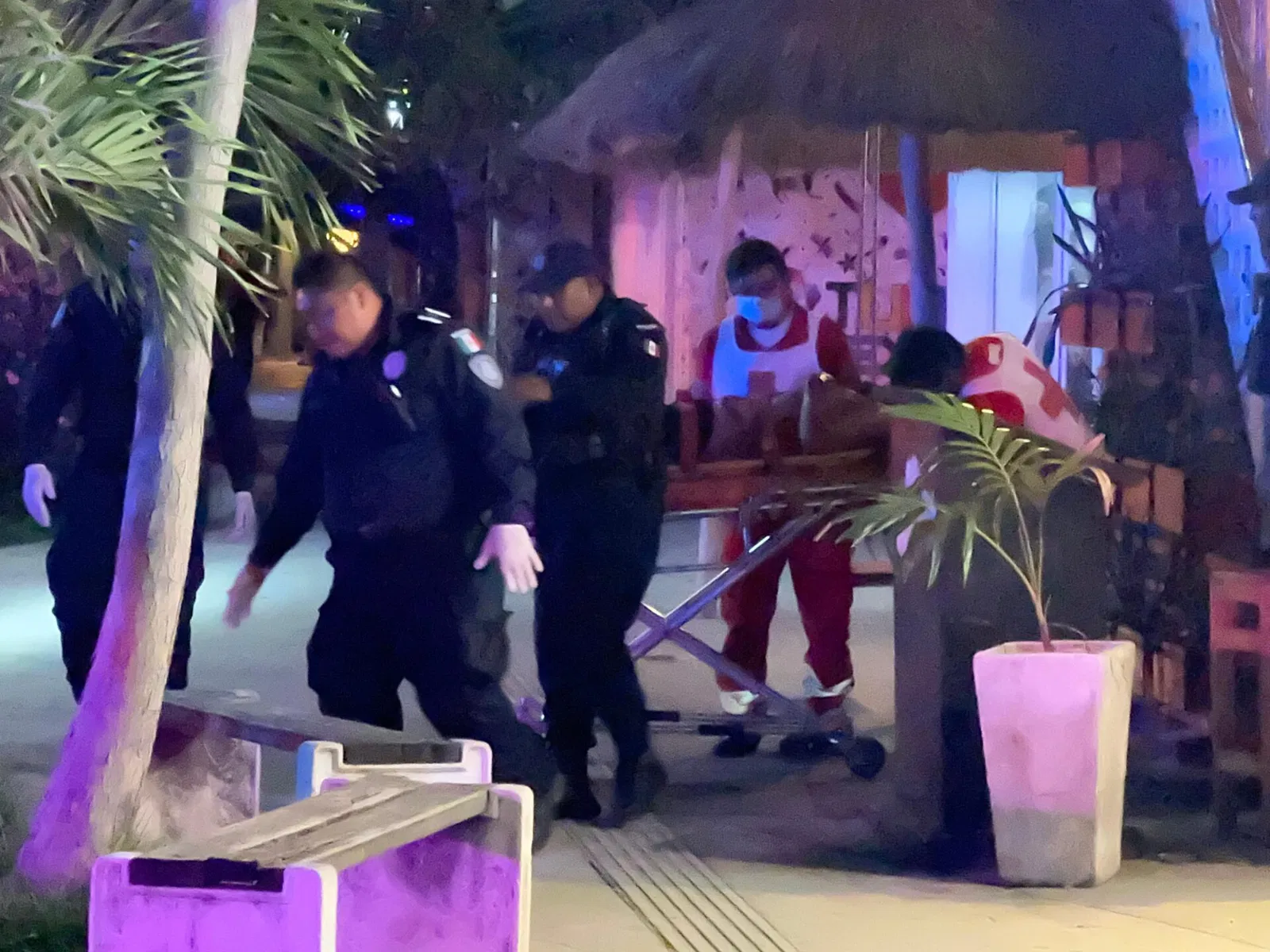 Atacan bar de Tulum frente a turistas