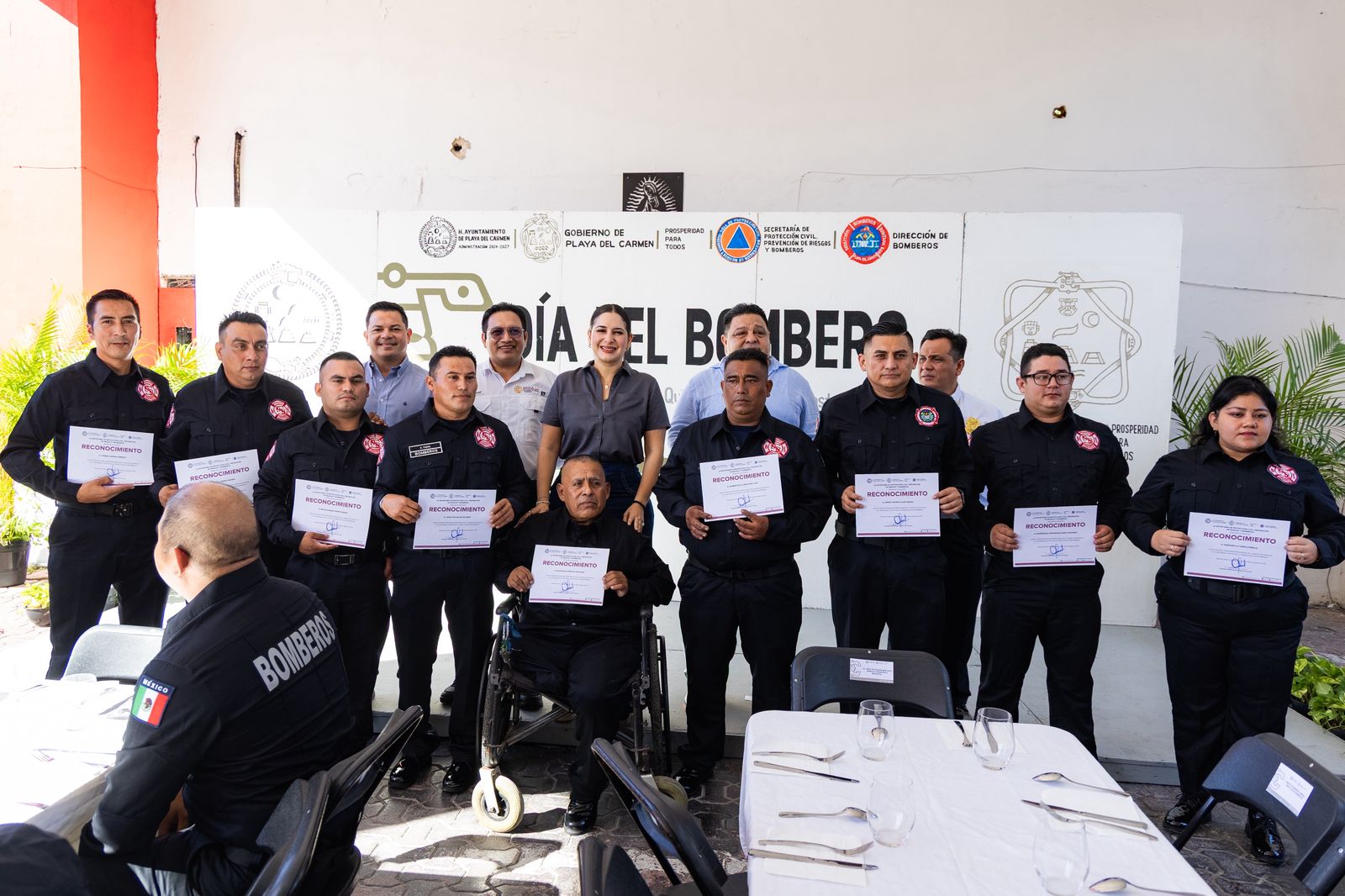 Estefanía Mercado reconoce valentía y entrega de los bomberos de Playa del Carmen