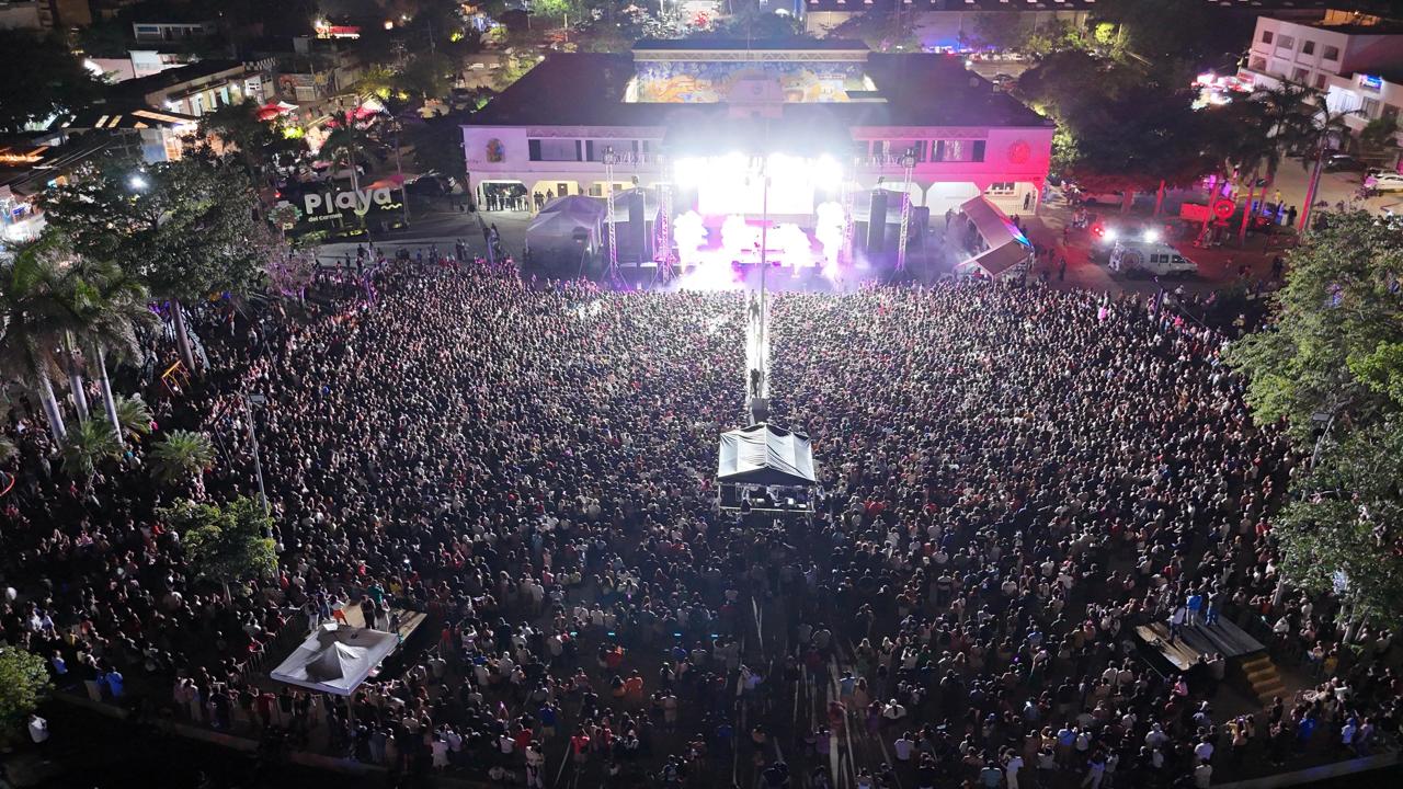 Más de 25 mil jóvenes vibran con Yeri Mua en la Plaza 28 de Julio