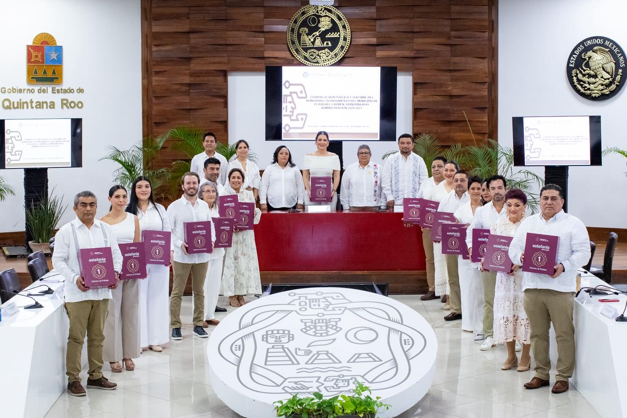 Estefanía Mercado entrega al Cabildo la glosa del Primer Informe de Trabajo de Playa del Carmen