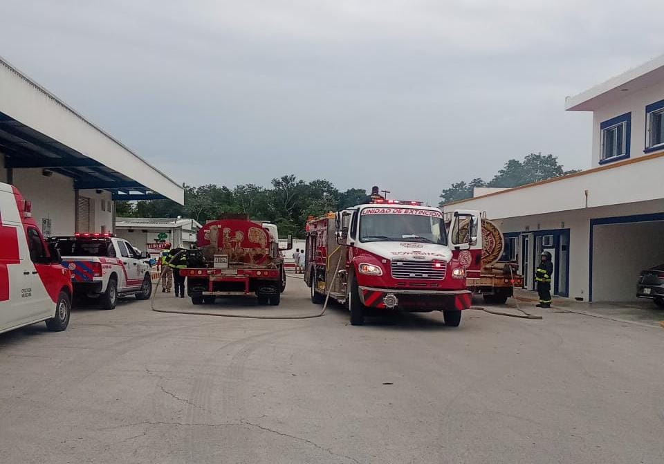 Bomberos de Playa del Carmen sofocan incendio en bodega de refrigeración