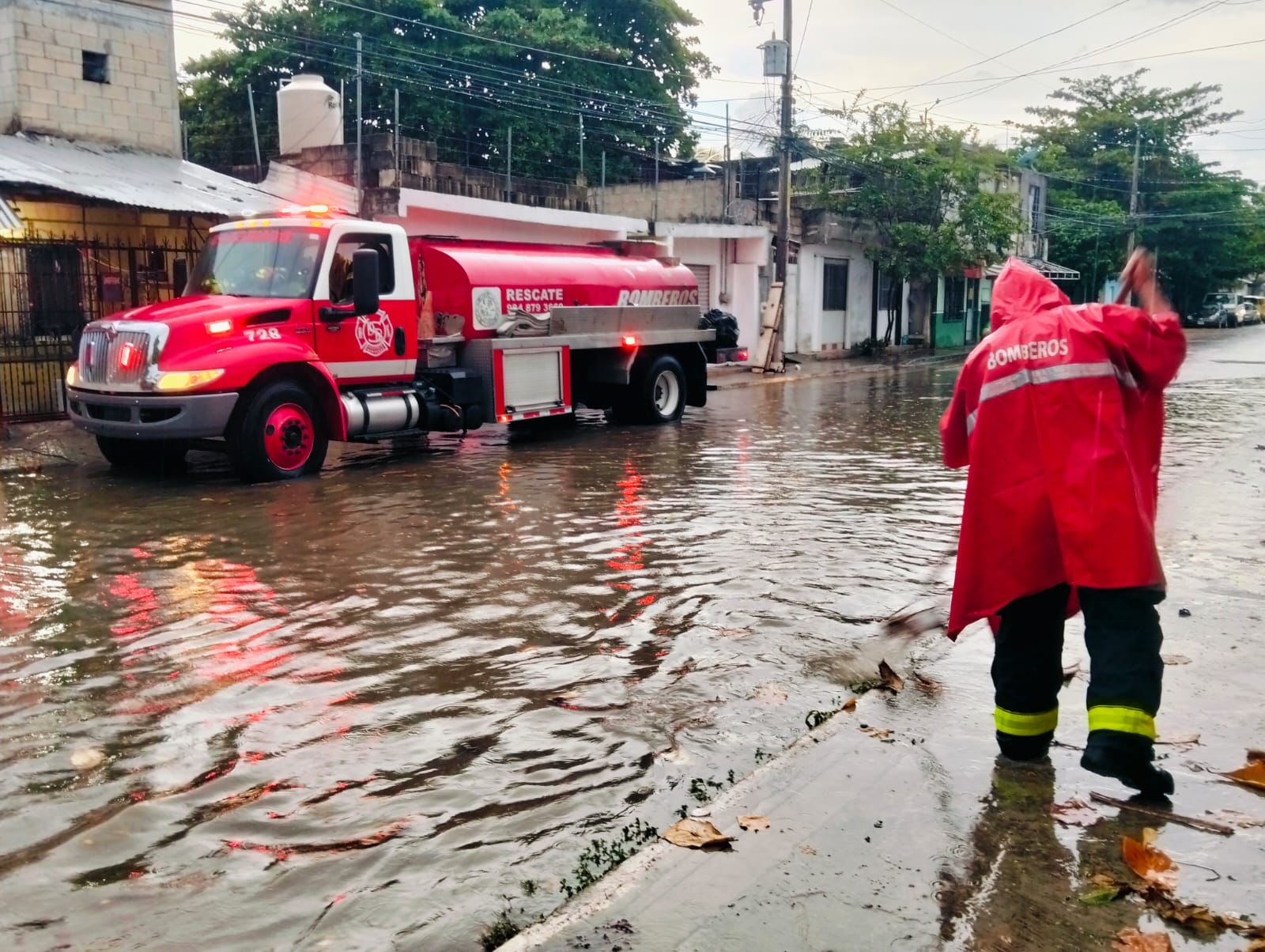 Ayuntamiento de Playa del Carmen intensifica labores de limpieza y desazolve por lluvias