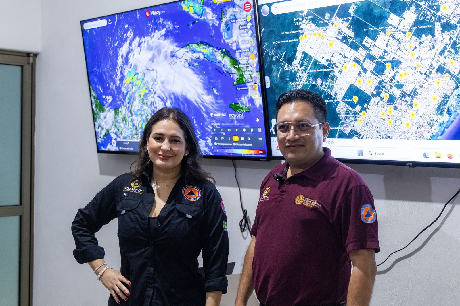 Estefanía Mercado junto al equipo de Protección Civil recorre la ciudad para atender situación por las lluvias