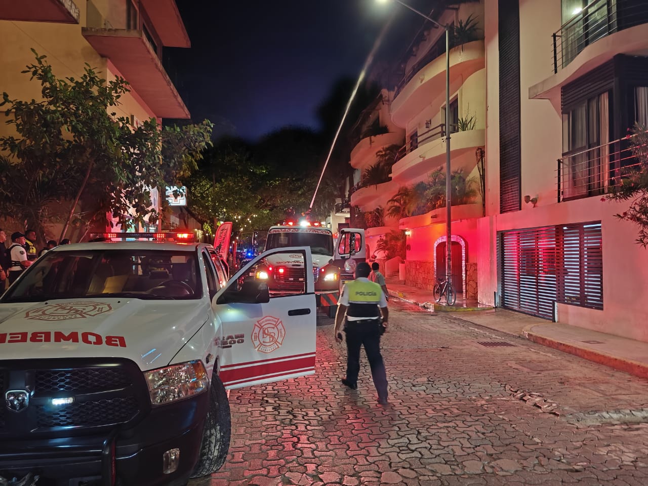 Bomberos de Playa del Carmen sofocan incendio en condominio en zona turística