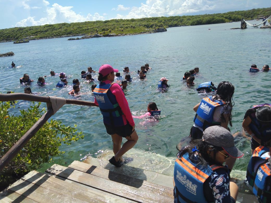 Con apoyo del Gobierno de Playa del Carmen, estudiantes de primaria visitan Xel-Há durante una jornada de aprendizaje y educación fuera del aula