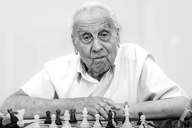 Una lucha muy especial sobre el tablero: ancianos frente a niños en busca de más récords