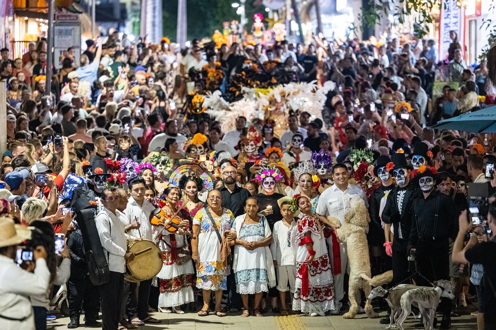 Miles de personas abarrotan la Quinta Avenida de Playa del Carmen durante el desfile “U Xiímbal Pixano’ob. Paseo de los Pixanes”