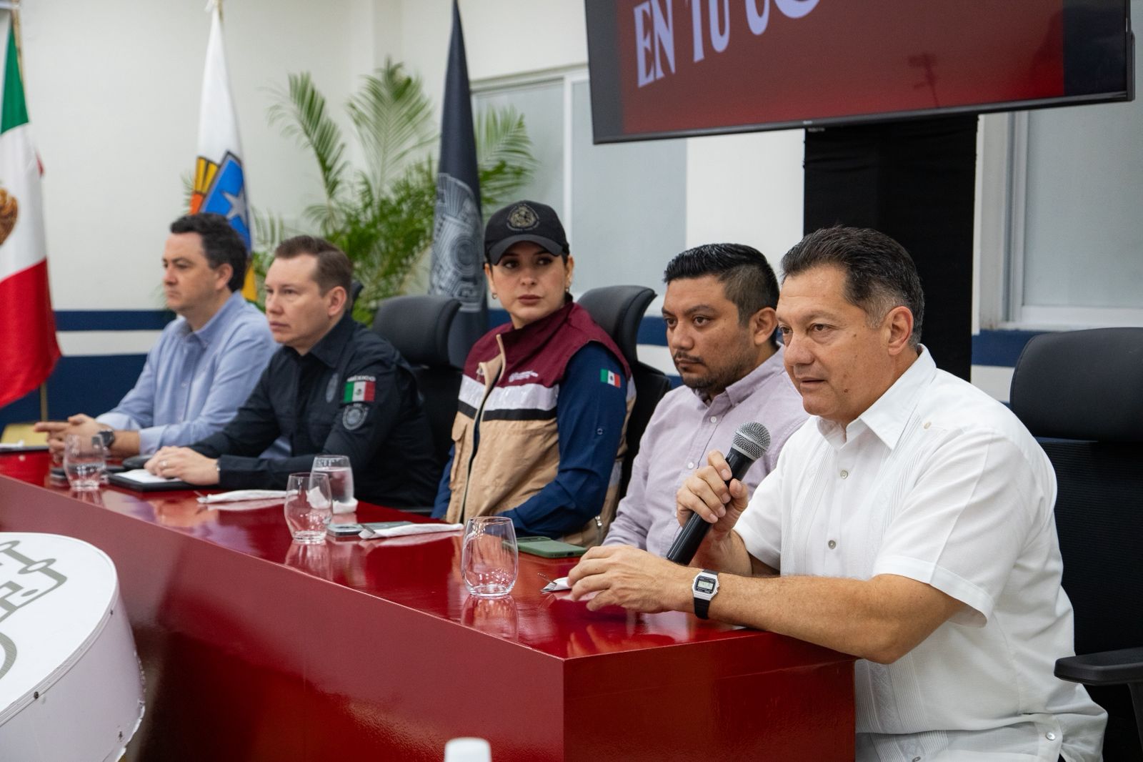 Estefanía Mercado presenta a Alberto Farfán como titular de la recién creada Dirección de Vivienda y Regularización
