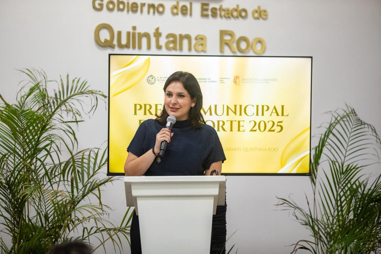 Estefanía Mercado entrega el Premio Municipal del Deporte 2025 acompañada por la leyenda del boxeo mexicano Julio César Chávez