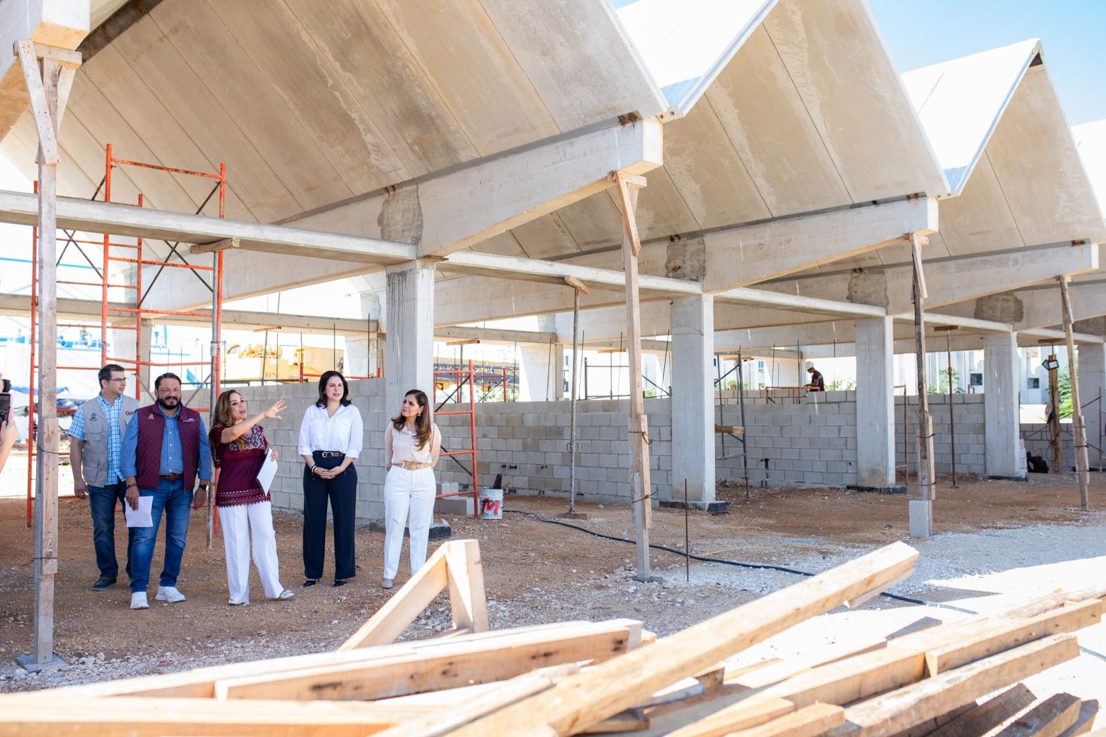 Estefanía Mercado y Mara Lezama supervisan la construcción de la Fábrica de Artes y Oficios en Playa del Carmen
