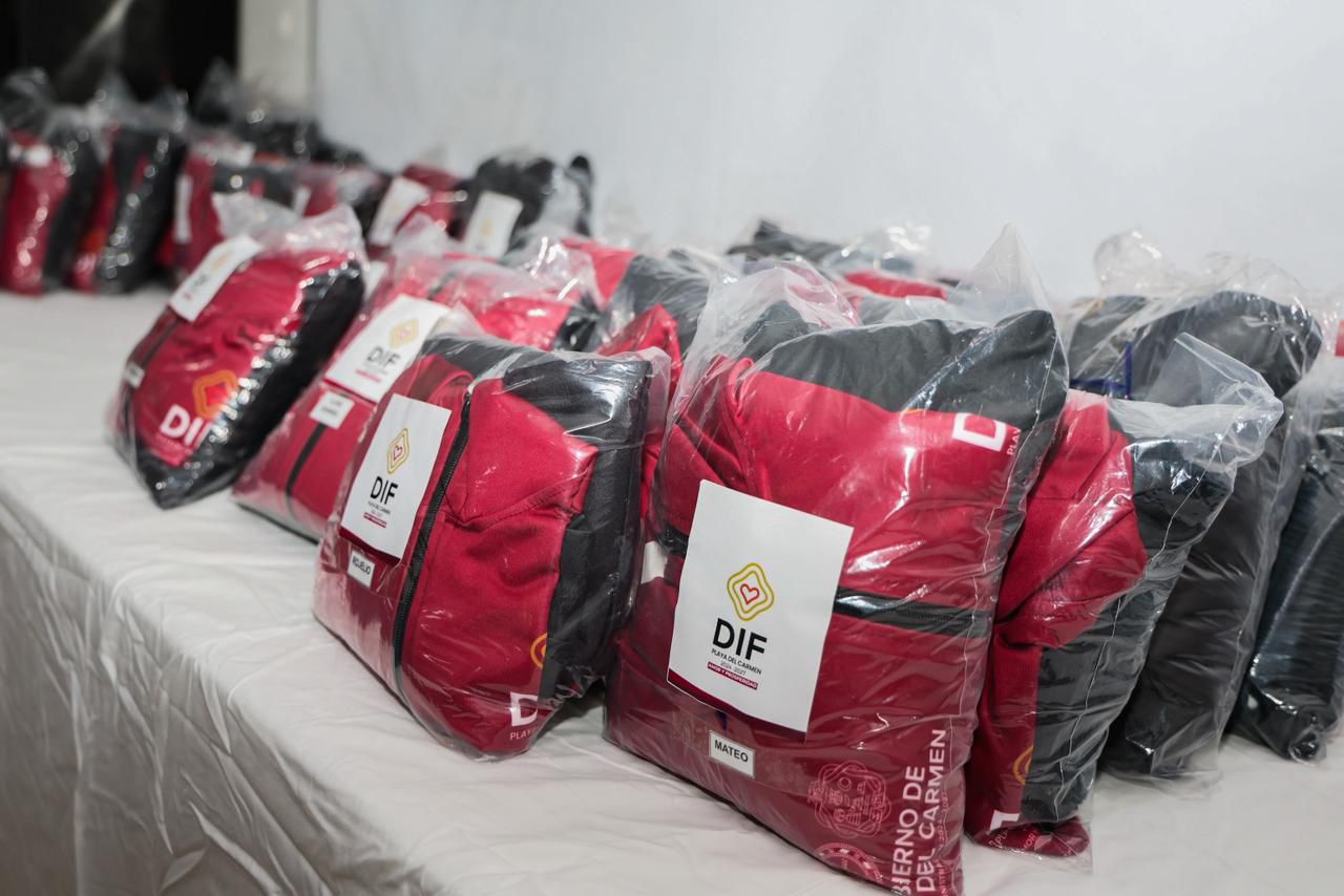 DIF Playa del Carmen entrega uniformes a niñas, niños y adolescentes del programa educativo 10–17