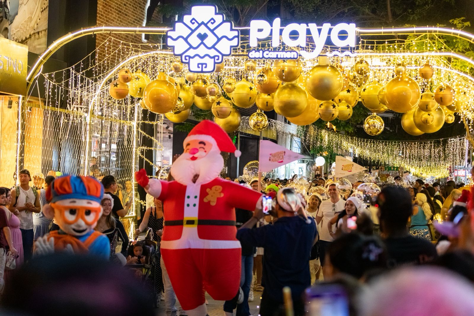 Miles de playenses y turistas disfrutan del Gran Desfile Navideño en la Quinta Avenida