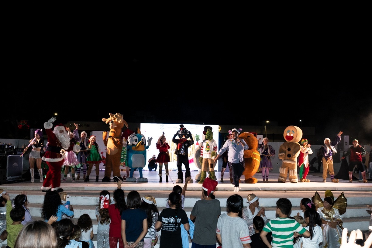 Gobierno de Estefanía Mercado invita a playenses y turistas a disfrutar de cartelera artística en la Plaza 28 de Julio