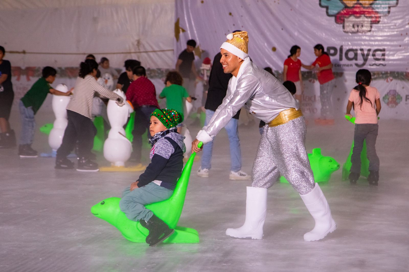 Gobierno de Playa del Carmen abre la pista de hielo de acceso libre más grande de Quintana Roo para el disfrute de las familias