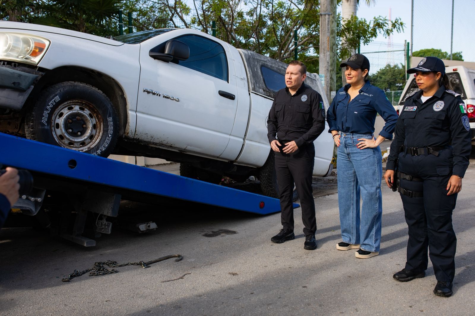 Cero tolerancia en Playa del Carmen; Estefanía Mercado saca de las calles vehículos abandonados con el programa “Operativo Imagen”
