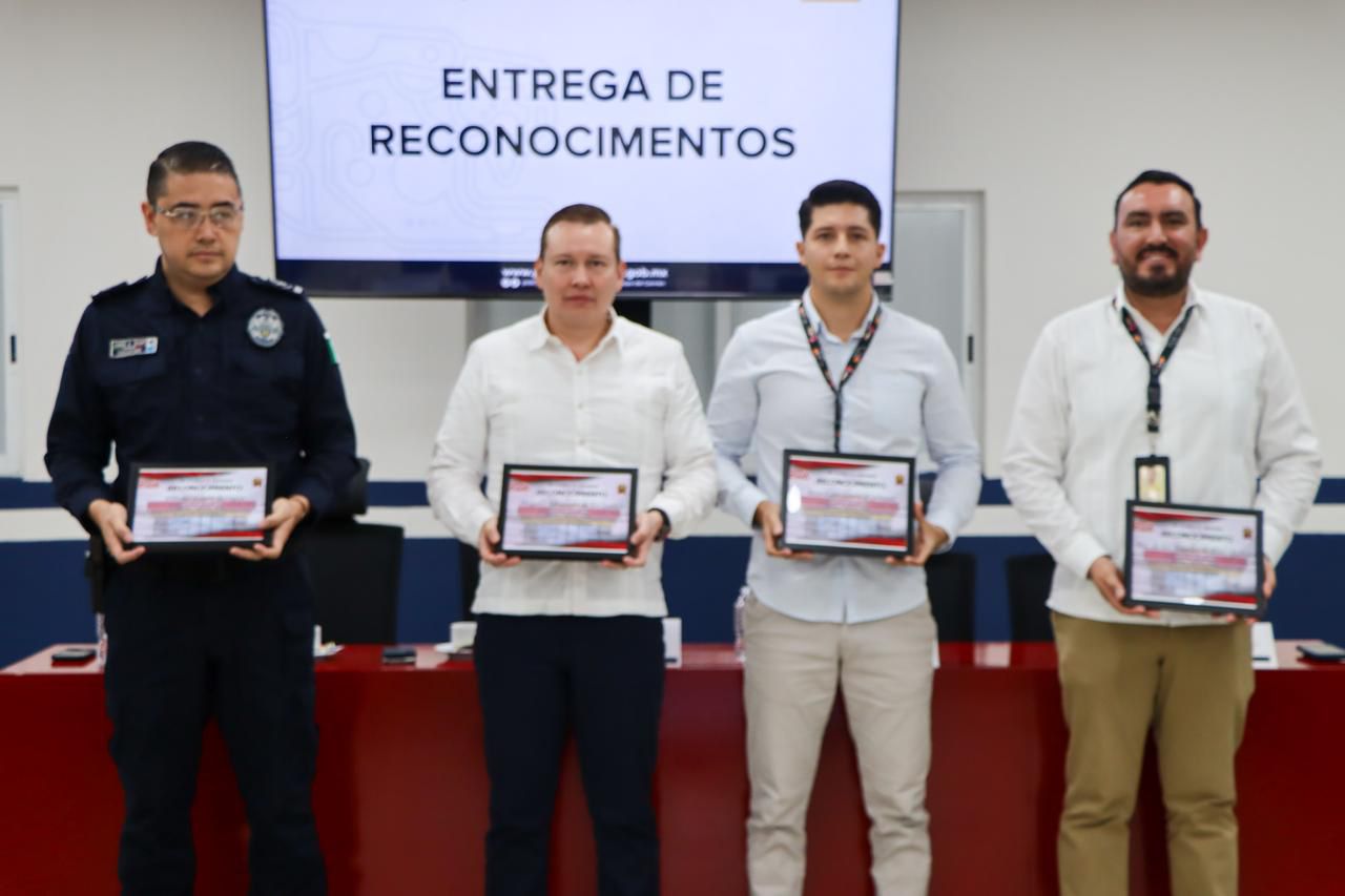 Tiendas OXXO reconocen labor de policías del gobierno de Estefanía Mercado