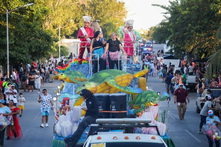 Gran desfile de comparsas y carros alegóricos llena de color y tradición el Carnaval de Puerto Aventuras 2026
