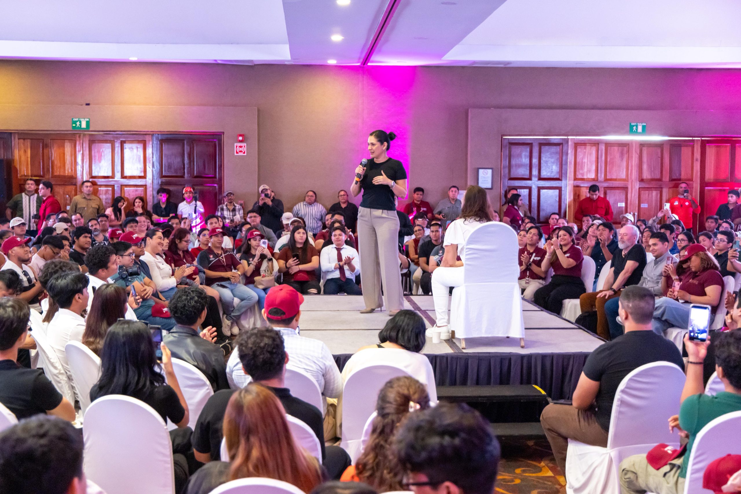 Con respaldo de Estefanía Mercado, el foro “Transformación por México” de Patricia Armendáriz inspira a jóvenes de Playa del Carmen