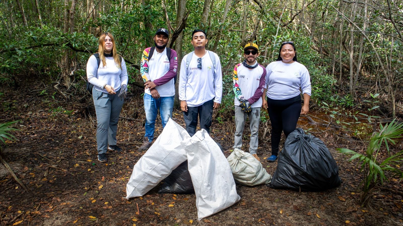 Gobierno de Estefanía Mercado refuerza el cuidado ambiental con jornadas de limpieza en el cenote y manglar de Punta Esmeralda